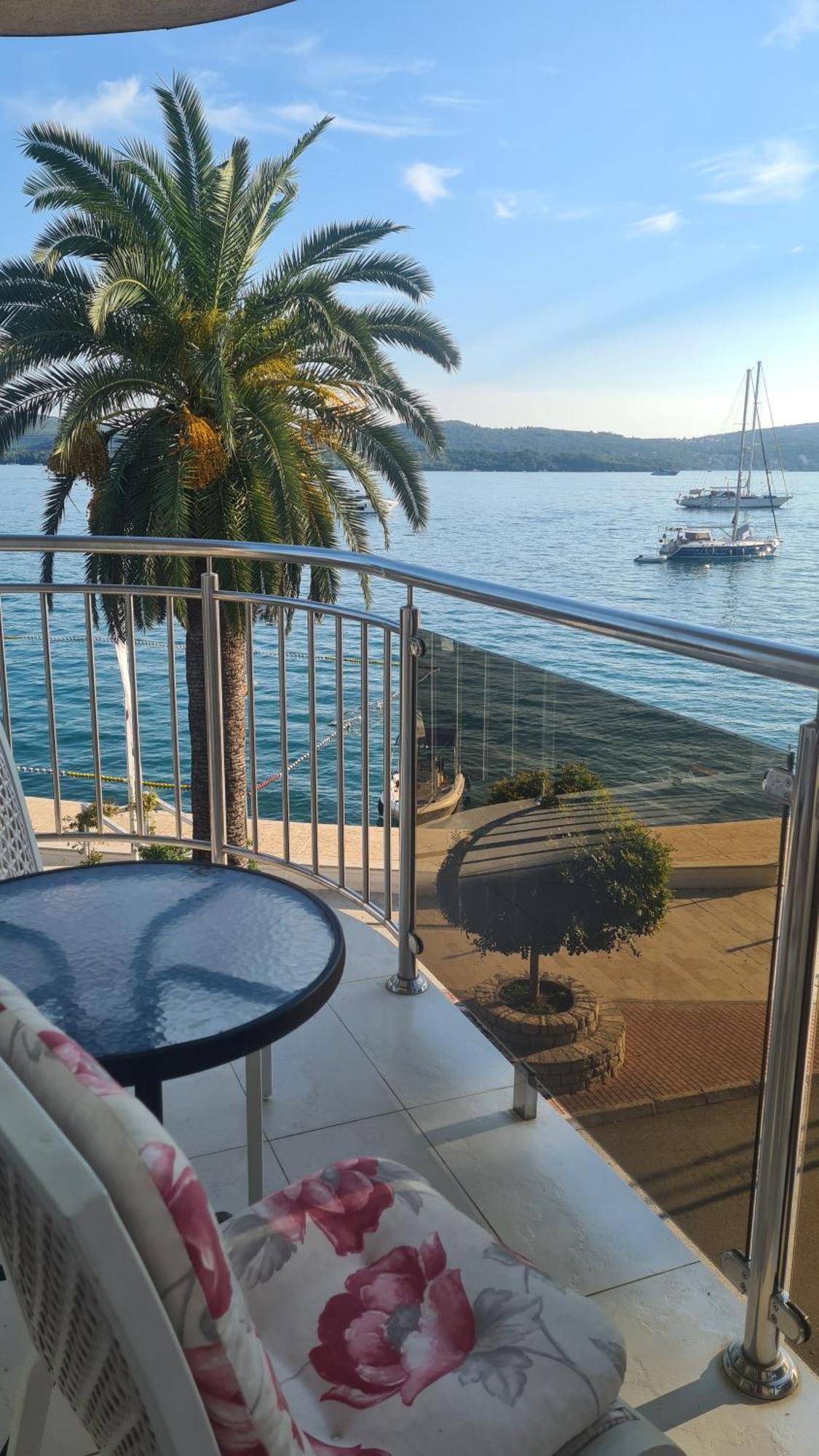 Chic Apartment In The City Center By The Sea Tivat Luaran gambar
